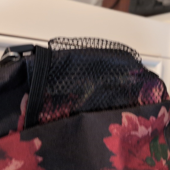 Gold Coast Floral Duffle Bag - Black and Red - Picture 5 of 6